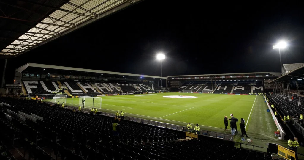 Craven Cottage, avec sa tribune victorienne